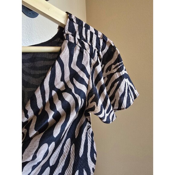 Diane Von Furstenberg 100% silk short sleeve v neck top size 6 - Picture 3 of 6